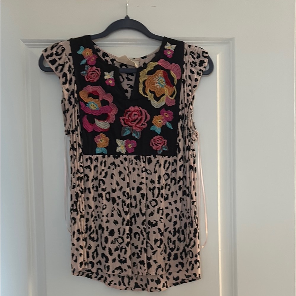 Savanna Jane size small Embroidered Leopard Print Top